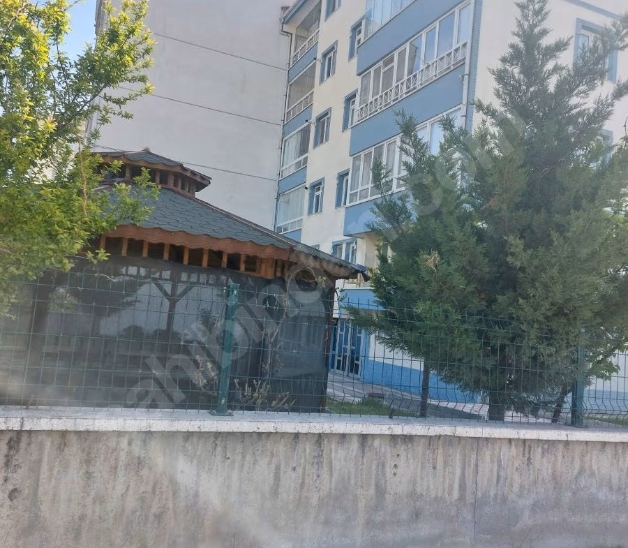 SATILIK Sincan’da 3+1 Yapılı Masrafsız Ara Katta Geniş Daire